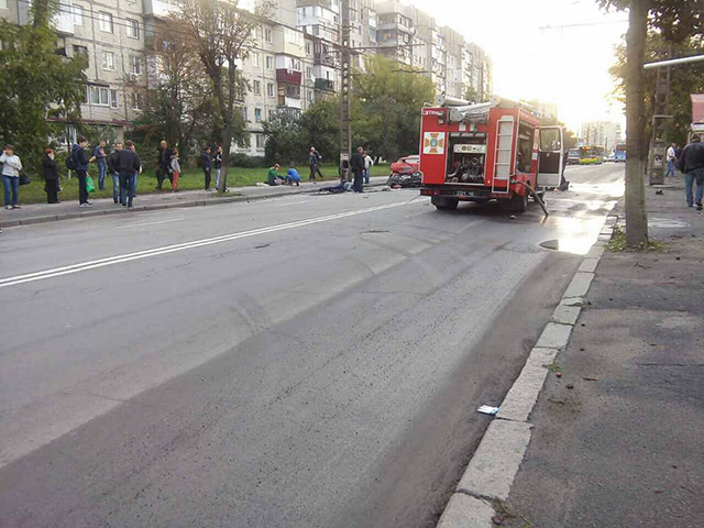 На вул. Брацлавській зіткнулись BMW та ВАЗ - постраждали четверо дорослих та 11-річна дівчинка