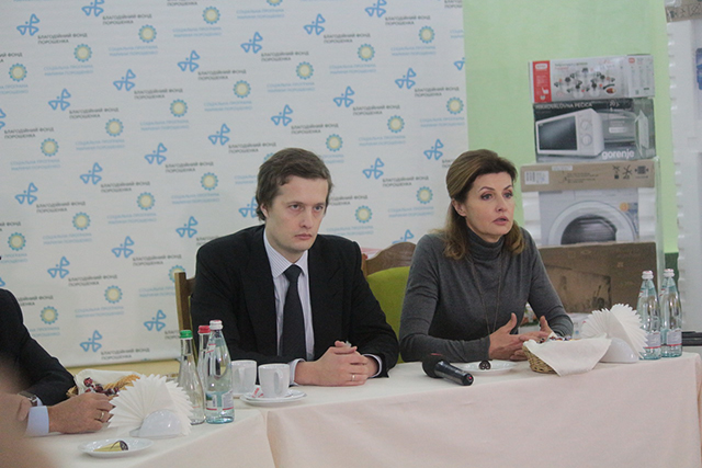 Фонд Порошенко передав допомогу родинам, які постраждали внаслідок трагедії на Вінничині