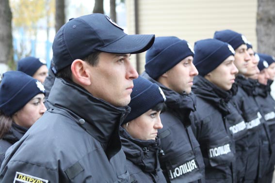 Керівник нацполіції передав Вінницькому училищу департаменту поліції охорони автомобіль та комп’ютери 