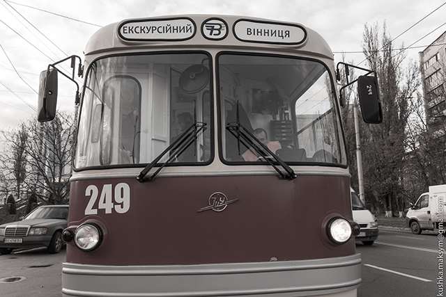 Перша екскурсійна подорож ретро-тролейбусом вінницькими вулицями