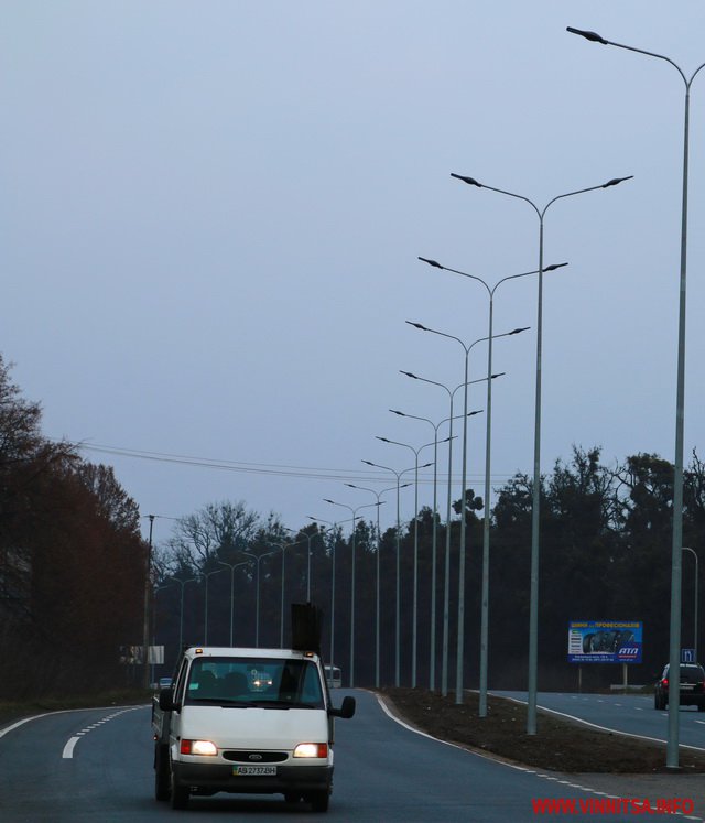 На відремонтованих цьогоріч дорогах Вінниччини  встановили нові ліхтарі