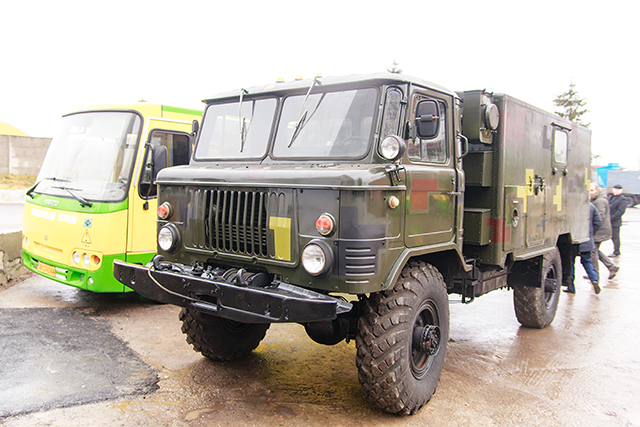 Працівники транспортної компанії відремонтували для військових автомобіль «ГАЗ-66»