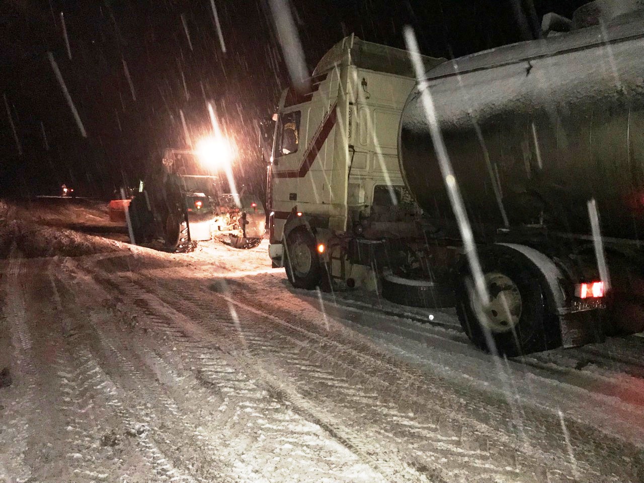 Поліція та рятувальники допомогають водіям, які потрапили в снігові замети на дорогах Вінниччини