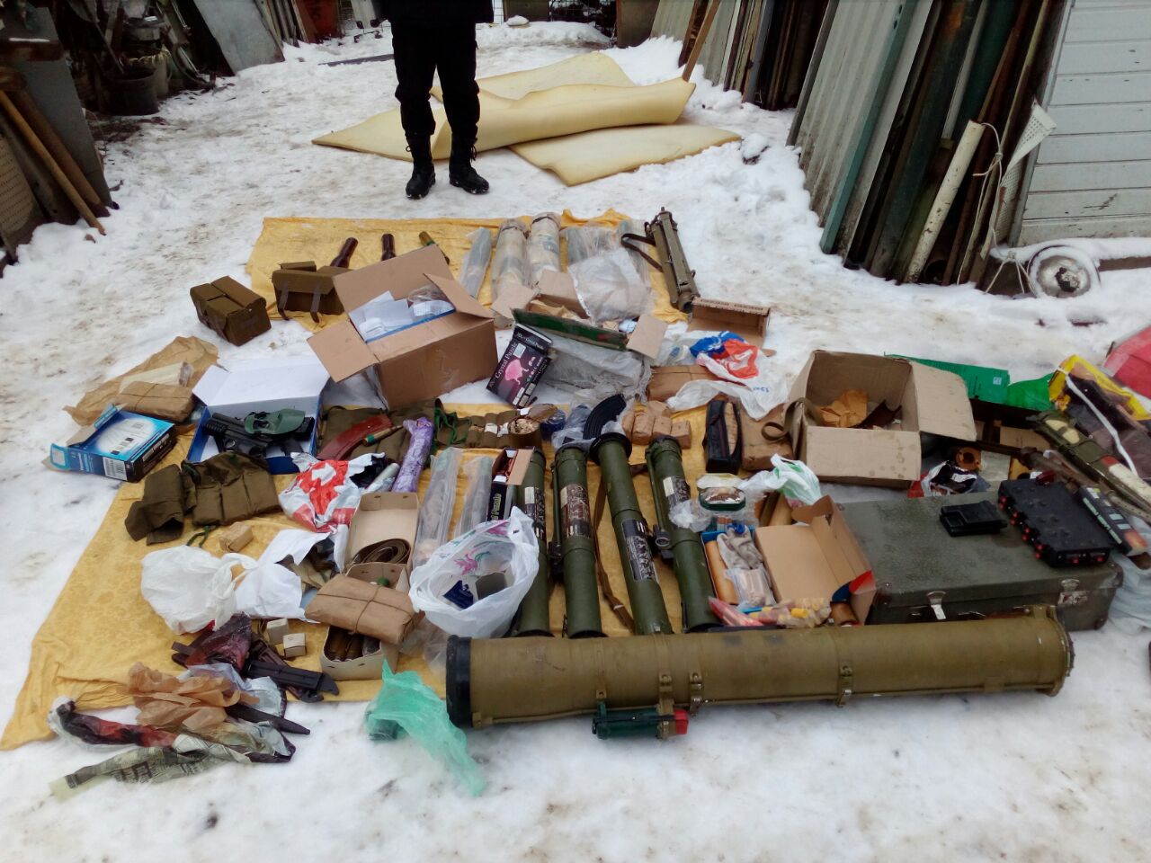 На Вінниччині військовослужбовець ЗСУ зберігав у будинку  матері арсенал зброї та боєприпаси