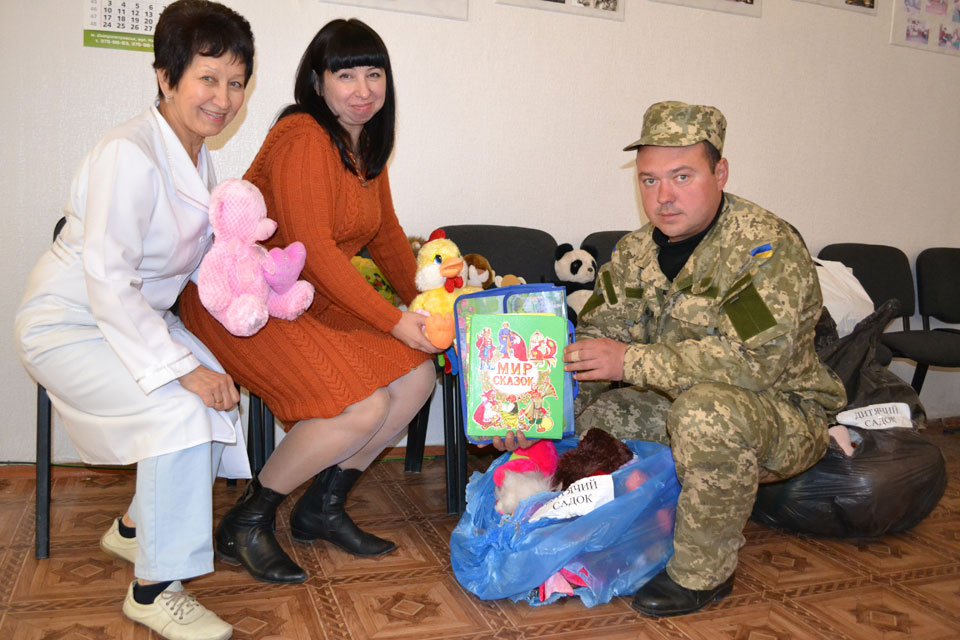 Вінницькі школярі надіслали малечі Краматорська і солдатам сил АТО іграшки, малюнки та книжки