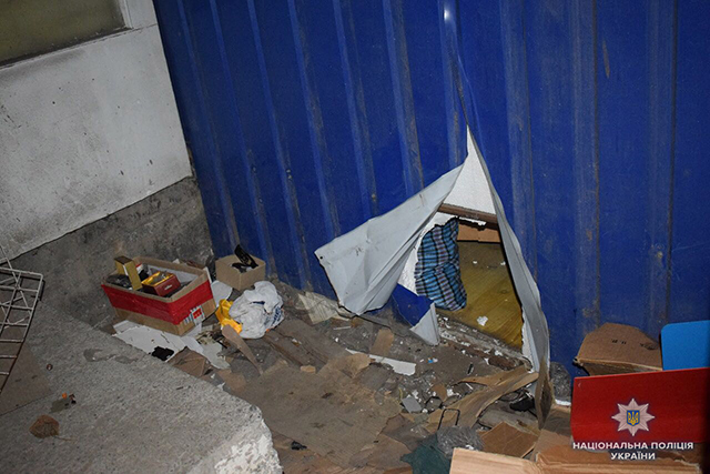 У Вінниці на ринку через отвір у стіні злодій обікрав контейнер з мобільними телефонами