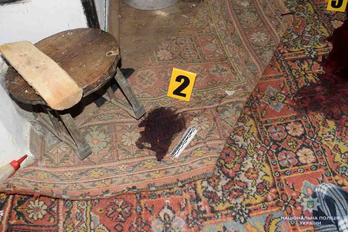 В Калинівському районі в одному з будинків виявили тіло чоловіка з ножовими ранами