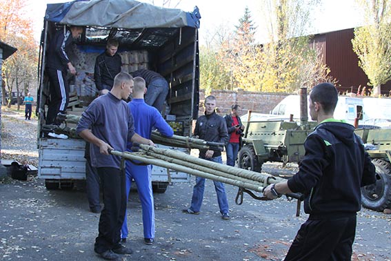 Більше п\'яти тонн гуманітарного вантажу відправлено в зону АТО для вінницьких правоохоронців та бійців Нацгвардії