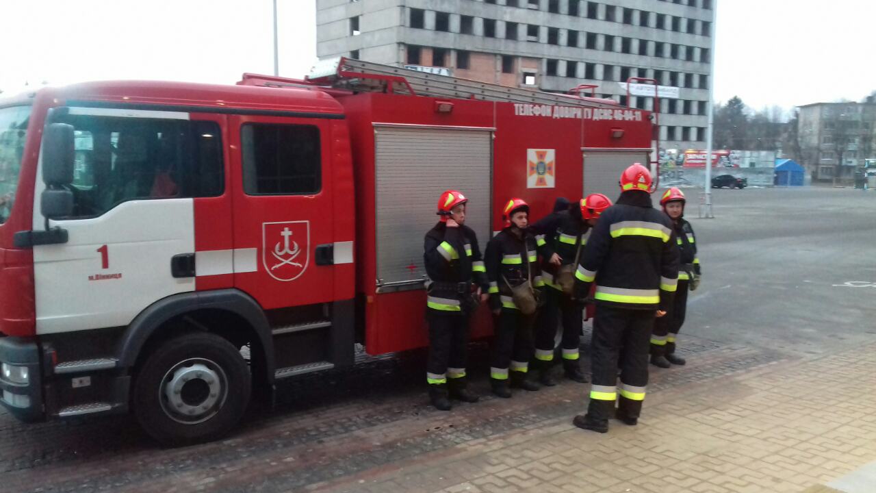 У Вінниці рятувальники провели тренування з ліквідації умовної пожежі в одному з ТРЦ