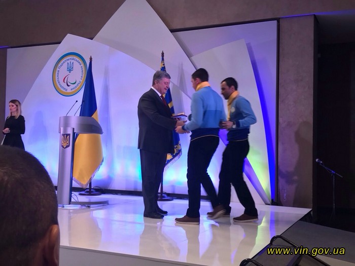 Президент вручив нагороду вінничанину Олександру Казіку, який здобув дві срібних медалі на Паралімпійських іграх