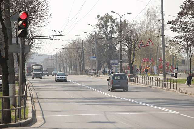 На відрізку від вулиці Гонти до вулиці Зулінського будують сучасні тротуари та велодоріжку