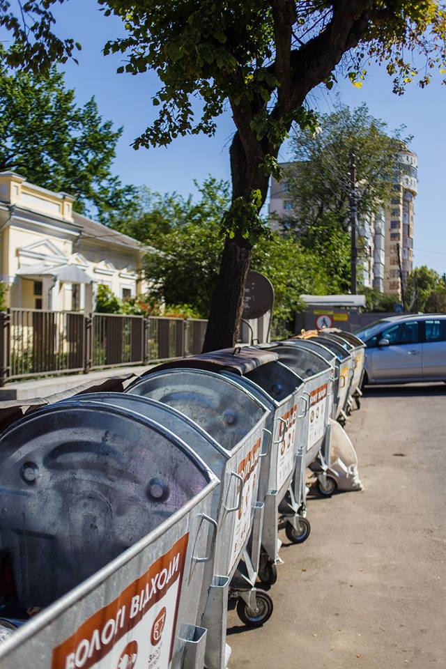 На вулиці Льва Толстого почали будівництво першого у Вінниці  майданчика для підземних контейнерів для збору сміття
