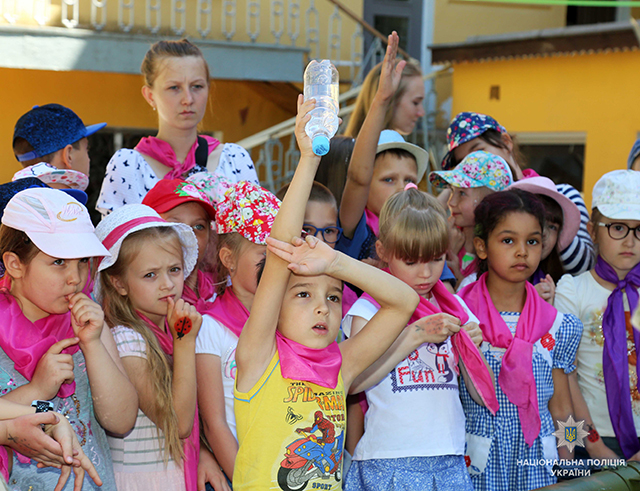 У Вінниці поліцейські нагадали школярам правила безпечної поведінки під час літніх канікул