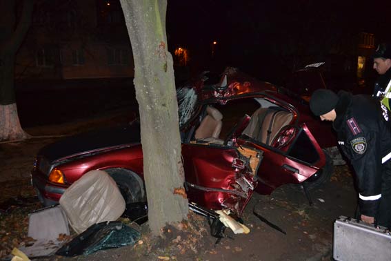 Страшна ДТП на Порика: двадцятирічні хлопці на BMW влетіли у дерево