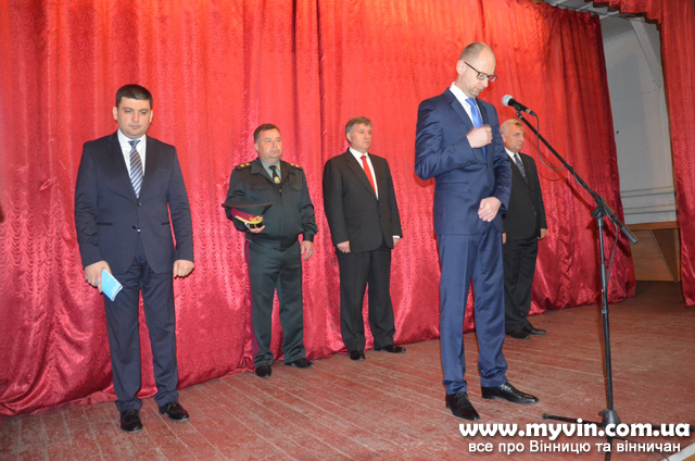 Арсеній Яценюк вручив військовим ключі від 9 квартир у Вінниці