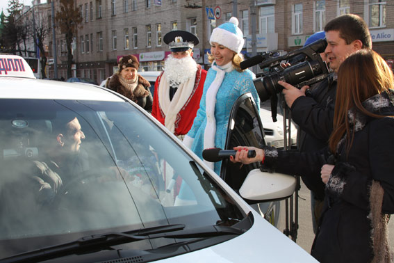 У Вінниці перевдягнуті у Діда Мороза та Снігуроньку ДАІшники вітали водіїв із наступаючими святами