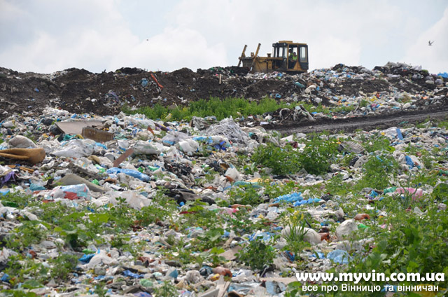Вінничан привчать по-новому викидати сміття: пластик і харчові відходи - у різні баки 