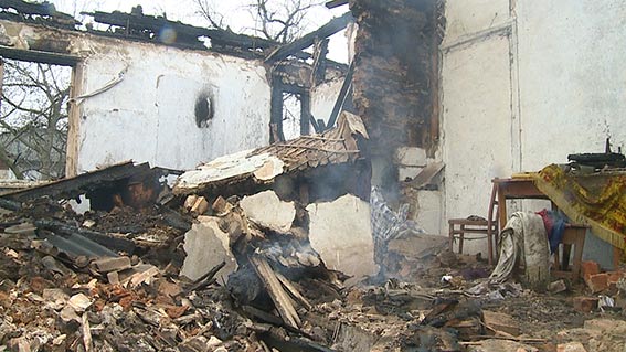 На Вінниччині двоє міліціонерів врятували із палаючого будинку пенсіонерку та її сина