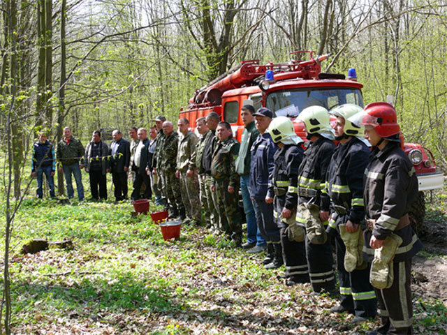 На Вінниччині лісівники разом з пожежниками гасили лісову пожежу