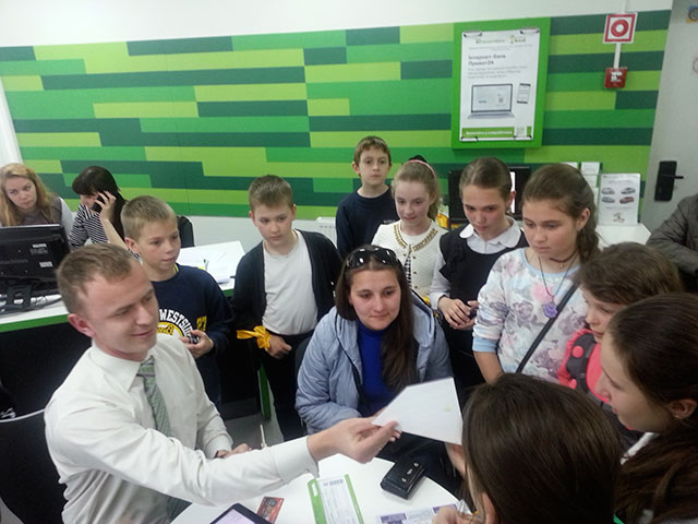 120 вінницьких школярів шукали гроші у ПриватБанку