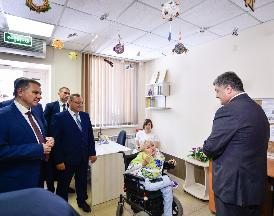Петро Порошенко у Вінниці відвідав Центр реабілітації дітей та молоді з функціональними обмеженнями
