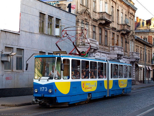 Трамвай, який Вінниця подарувала Львову, заклеїли рекламою. Прикро