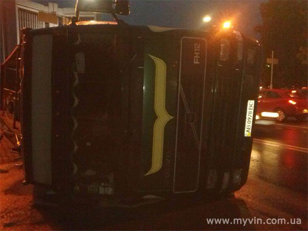 аварія у Вінниці - перекинулась вантажівка