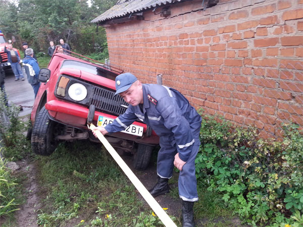 У Липовецькому районі рятувальники витягли автомобіль, який під час зсуву впав у яму