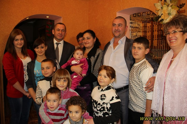 подружжя Зурабі і Світлани Робакідзе з дітьми, а також Іван Мовчан та Любов Спірідонова