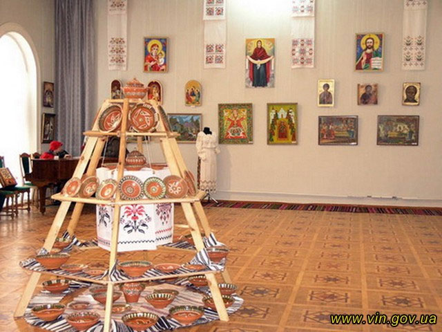 Понад півтори тисячі виробів та картин майстрів Вінниччини виставлено в обласному краєзнавчому музеї