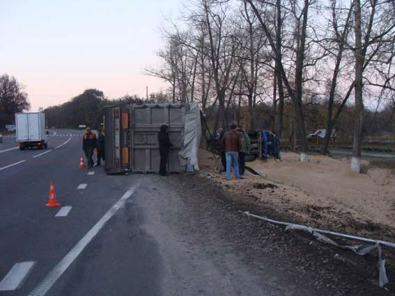 Поблизу Калинівки у вантажного автомобіля «КАМАЗ» відірвався причіп, а сам автомобіль занесло у кювет