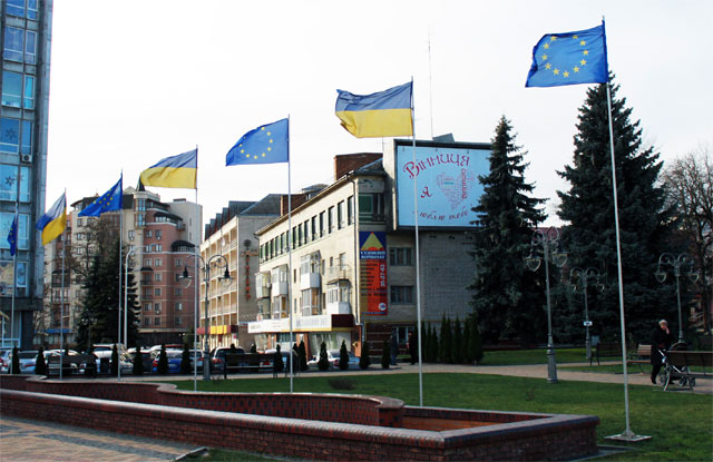 Прапори Європейського союзу на Майдані Незалежності