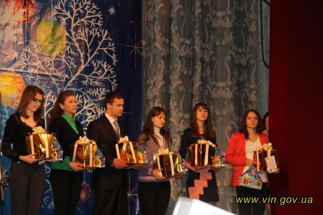 Cтуденти-сироти Вінниччини отримали іменні стипендії від обласної влади