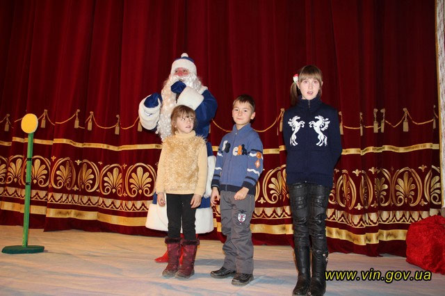 Дітлахів Вінниччини привітали з новорічними та різдвяними святами на традиційній губернаторській ялинці