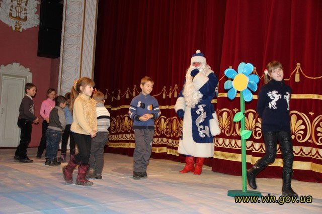 Дітлахів Вінниччини привітали з новорічними та різдвяними святами на традиційній губернаторській ялинці