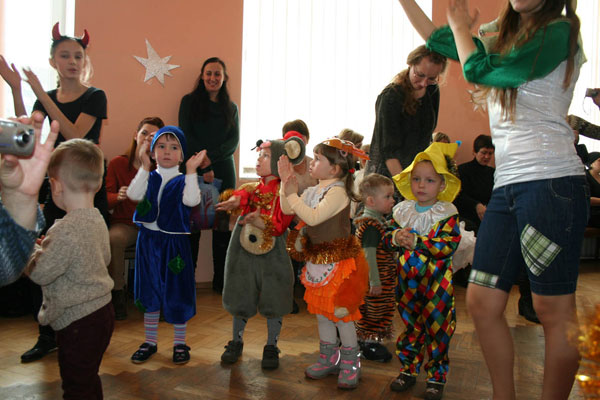 Колектив 6-ої школи презентував дітям військовослужбовців Вінницького гарнізону новорічну казку-феєрію