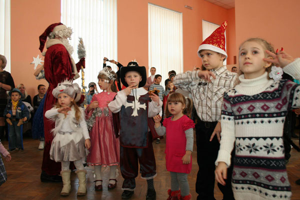 Колектив 6-ої школи презентував дітям військовослужбовців Вінницького гарнізону новорічну казку-феєрію
