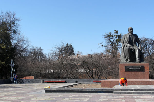 На проспекті Коцюбинського виконують ремонтні роботи біля пам\'ятника ім. Коцюбинського