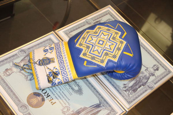 найбільша боксерська рукавичка прикрашена українською вишивкою