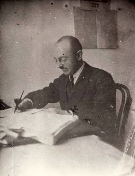 В робочому кабінеті в Мурах. Вінниця, 1925 рік