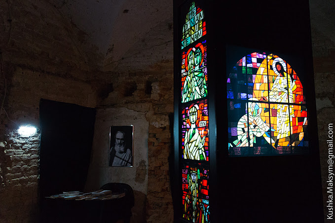  виставка вітражів польського художника Адама Сталони-Добжанського, що носить назву «Сотворіння світла»