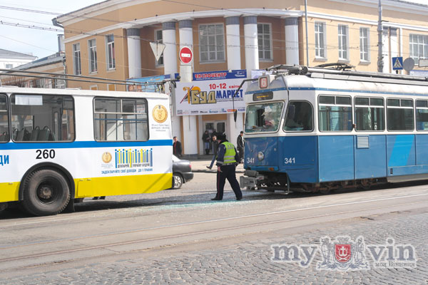 У центрі Вінниці швейцарський трамвай розтрощив тролейбус