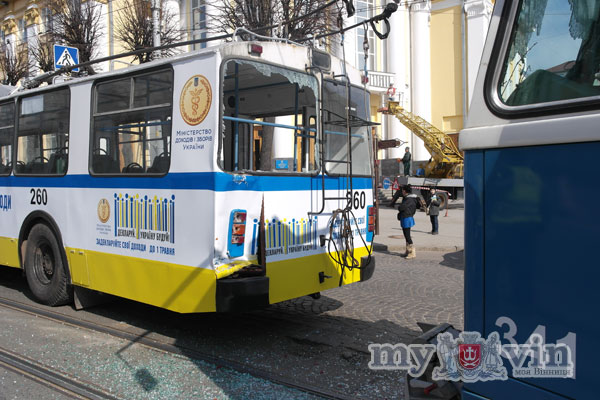 У центрі Вінниці швейцарський трамвай розтрощив тролейбус