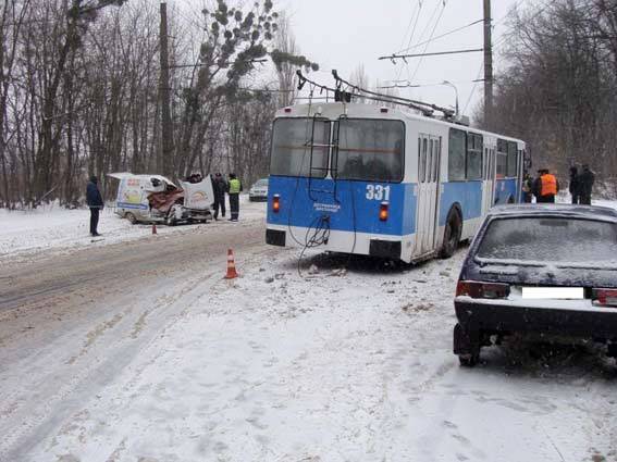 20 січня у Вінниці автомобіль "Таврія" зіткнувся з тролейбусом. Загинув водій автомобіля