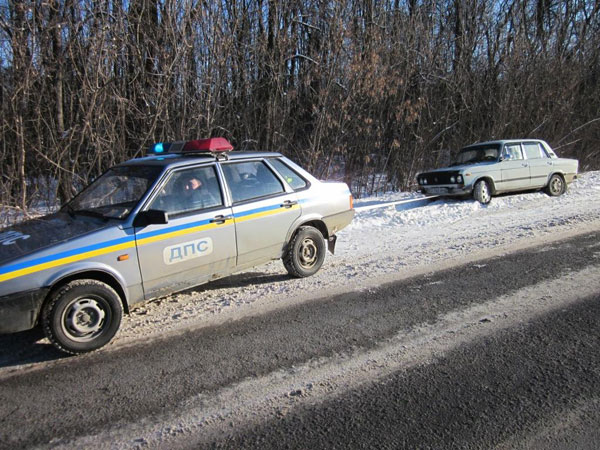 ДАІшники врятували водіїв "жигулів" від снігу та морозу
