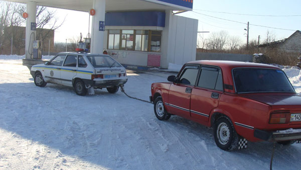 ДАІшники врятували водіїв "жигулів" від снігу та морозу