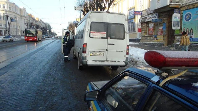 У Вінниці на Соборній ДАІшники зупинили нетверезого водія, який керував переповненим маршрутним таксі