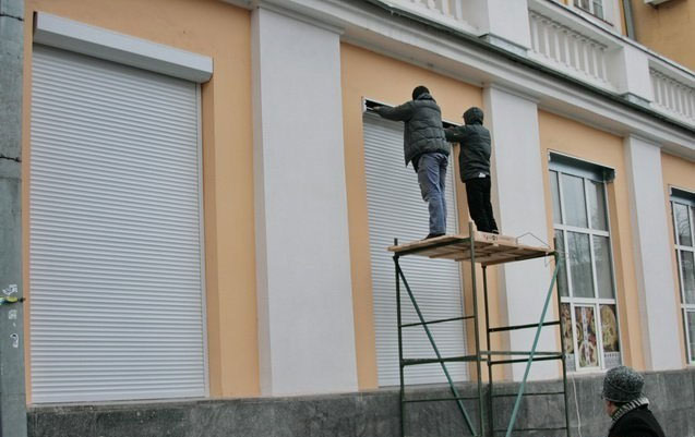 На вікна Вінницької ОДА встановлюють захисні ролети