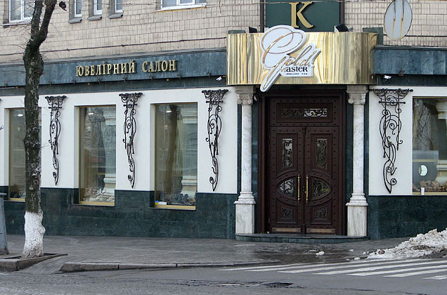 В центрі Вінниці грабіжники випустили 13 куль у вікно ювелірного магазину