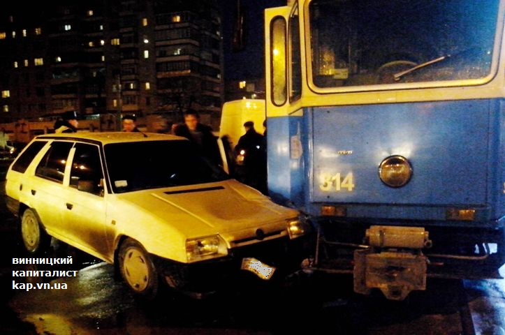 Незвичне ДТП у Вінниці: одразу дві автівки врізались в один трамвай